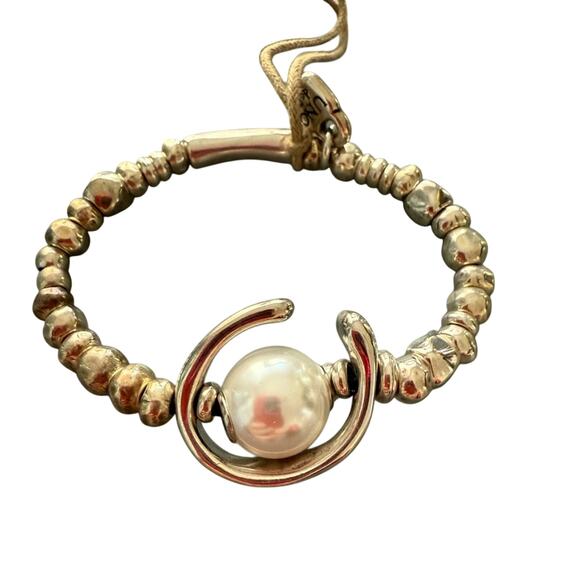 Uno de 50 Stretch Beaded Silver Pearl Bracelet NEW - Picture 1 of 9